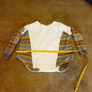 Free people cropped sweatshirt, size small, but fits a medium